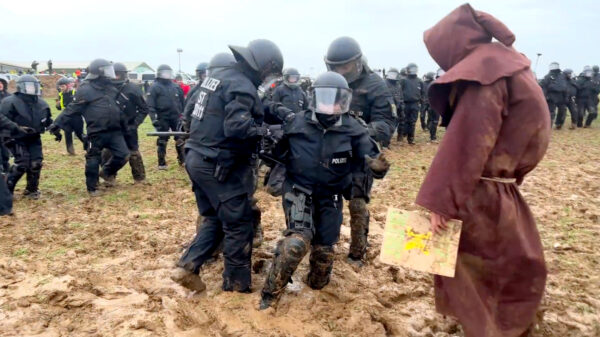 Duitse oproerpolitie keihard voor schut gezet door een moddertovenaar