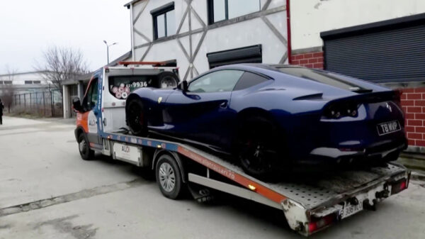 Zeg maar dag tegen je auto's: 11 supercars van Andrew Tate in beslag genomen