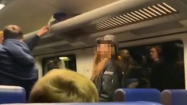 Trein-Karen helemaal uit haar stekker na ongevraagde speech over oversterfte