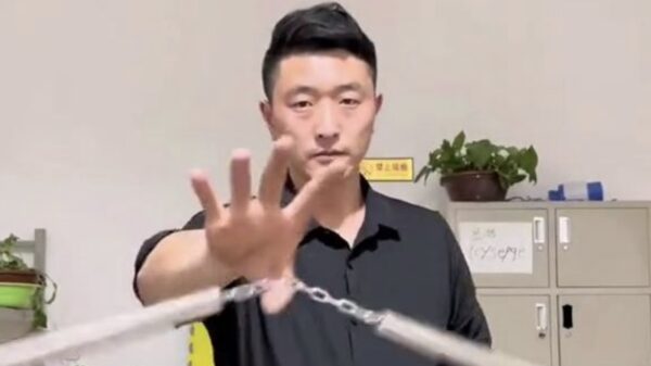 Je hebt nunchaku-professionals en je hebt deze eindbaas met z'n stalen stokjes