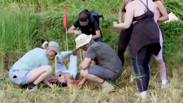 Beelden: Louisa beukt Esmee het ziekenhuis in en wordt uit 'Echte meisjes in de jungle' gezet