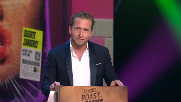 Peter Pannekoek was weer op dreef en roastte Famke Louise helemaal de moeder