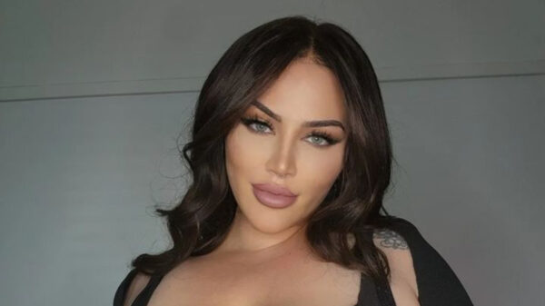 Pamelia James heeft na medicijnen flinke bijwerkingen: haar boezem blijft maar groeien