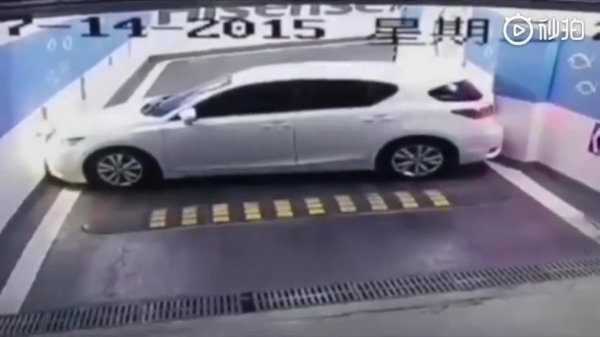 Idioot weet zijn auto muurvast in een parkeergarage te klemmen