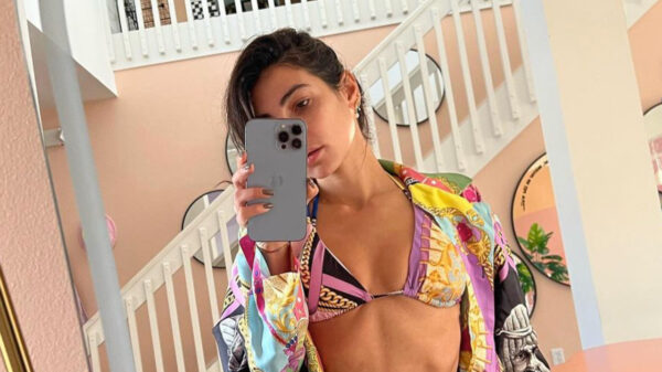 Anna Nooshin is helemaal in de war en denkt dat het al zondag is