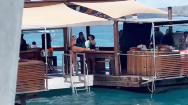 Sommige mensen laten zich tijdens hun vakantie net iets te hard gaan