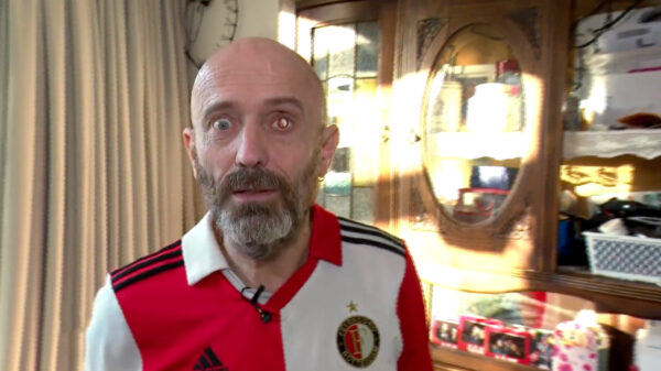 Fanatieke supporter uit Rotjeknor neemt kunstoog met Feyenoord-logo