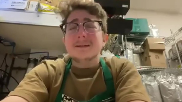 Starbucksmedewerker heeft mentale breakdown omdat hij maar liefst 8 uur moet werken