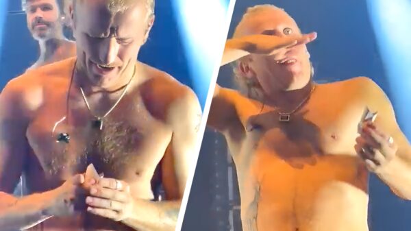 Zanger Goldband neemt tijdens liveoptreden een nakkie op het podium