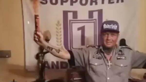 Vlaamse voetbalhooligan oefent thuis alvast voor de wedstrijd