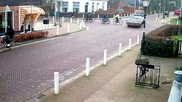 Wielrenner kijkt niet uit z'n doppen en klapt vol tegen aanhangwagen