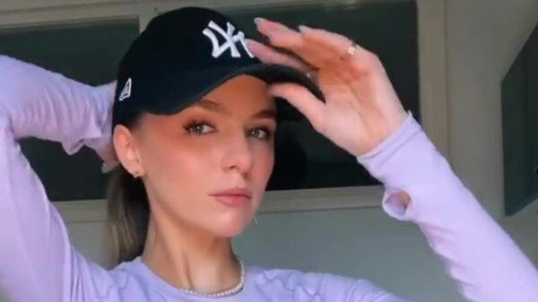 Lies Zhara hijst zich in haar sportoutfit om naar de gym te gaan