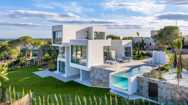 Volgers van 'grindtegel' Gio bedankt: dit is zijn 1,5 miljoen kostende Spaanse villa