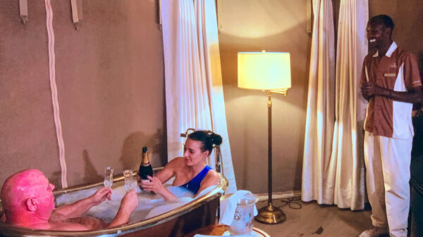 Kijkers Massa is Kassa schamen zich kapot voor 'dikke miljonair met zijn verwende vrouw' in Afrika