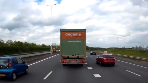Zo ziet een harde aanrijding van achter er vanuit de vrachtwagencabine uit