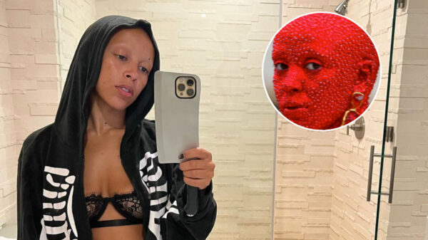 Doja Cat ging naar de Fashion Week als buitenaardse aardbei