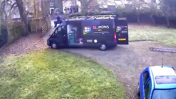 Superman voorkomt dat busje zonder handrem dwars door de schutting rijdt