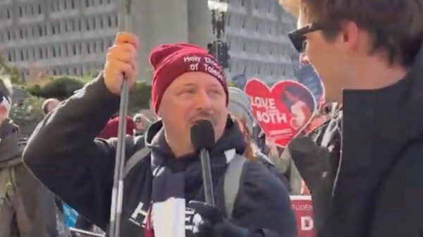 Prolife-demonstrant staat met mond vol tanden na simpele vraag over God