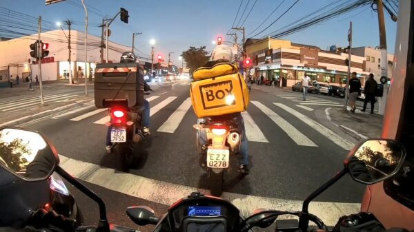 Braziliaanse voetgangers met kind worden nét niet omver gereden op het zebrapad