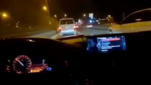 Gestoorde gek crasht z'n BMW als hij door het verkeer van Istanboel slingert