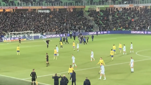 Wedstrijd FC Groningen en Cambuur stilgelegd nadat fans het veld bestormen