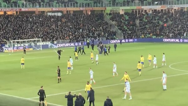 Wedstrijd FC Groningen en Cambuur stilgelegd nadat fans het veld bestormen