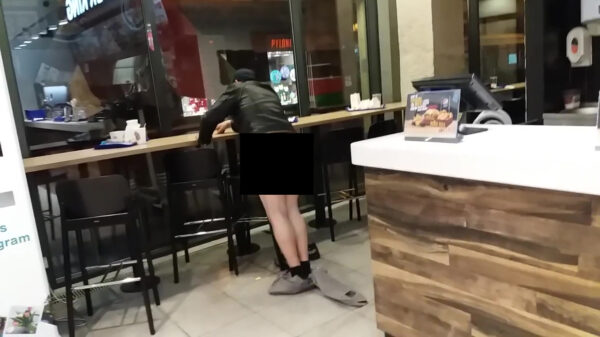 Bezopen naakte gast voelt zich iets teveel thuis in een burgerrestaurant