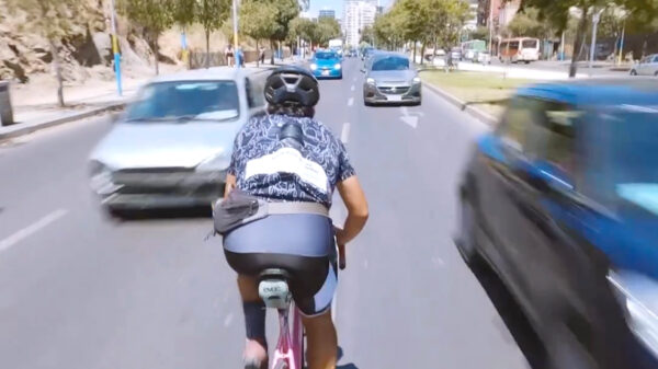 Wielrenner Alfonso Lukas snijdt stukje af en fietst spookrijdend door het verkeer