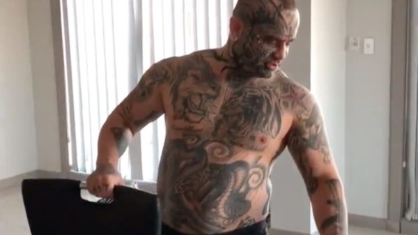 Kleurplaat wurgt zijn mattie knock-out nadat hij wordt uitgedaagd