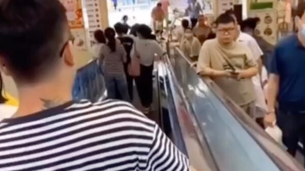 Dit is hoe Chinese toupetbroeders elkaar in het openbaar groeten