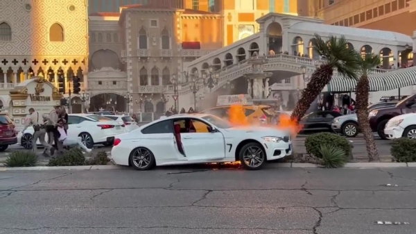 Close call: kerel wordt nét op tijd uit zijn brandende auto getrokken