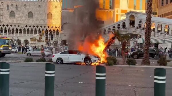 Close call: kerel wordt nét op tijd uit zijn brandende auto getrokken