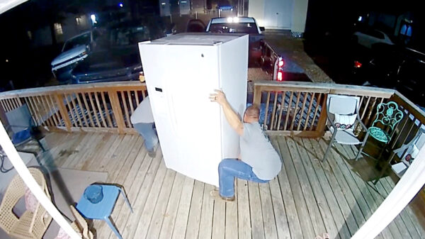 Ajeto: Buurman en Buurman proberen een koelkast te vervoeren