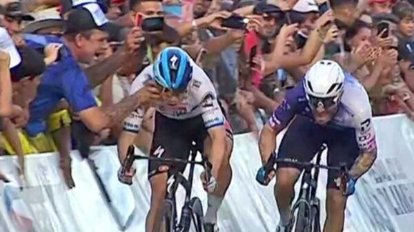 Knuppel in het publiek drukt zijn telefoon in het gezicht van Fabio Jakobsen