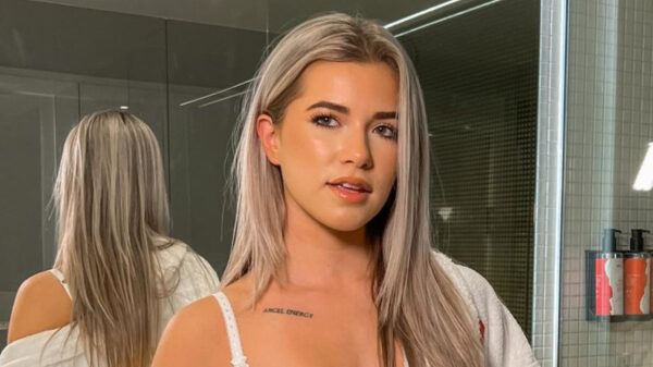 Ook reclame maken voor een hotel doet Jade Anna in een kittig setje