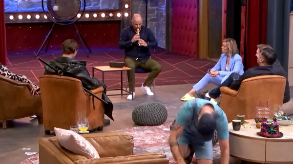 Stukgaan om 'Het fluitlied' van Bas Hoeflaak tijdens het programma Last One Laughing