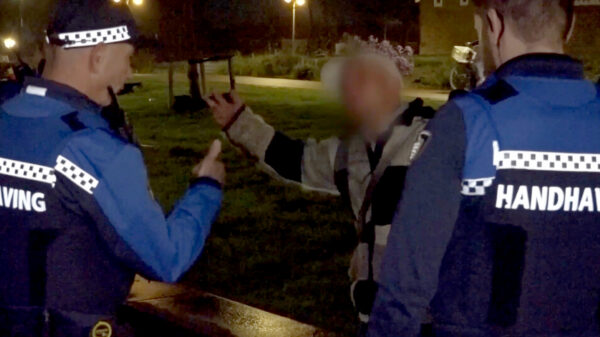 Oude bekende gaat los op handhaving en trakteert ze op een scheldkanonnade