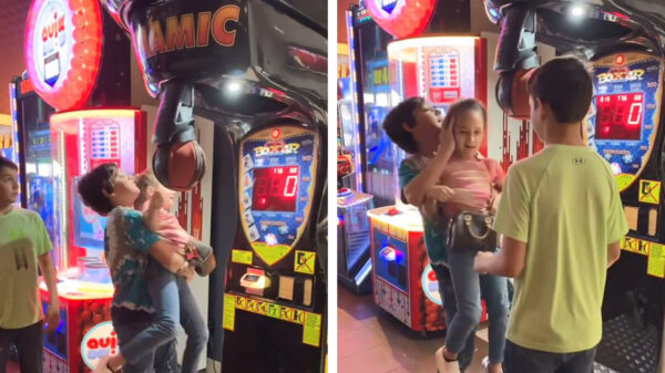 Je zusje een hand... hoofdje helpen bij de boksautomaat