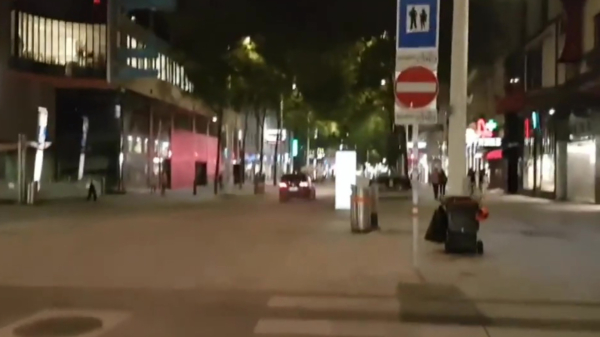 Politie in Wenen knalt met een krankzinnige snelheid door voetgangersgebied