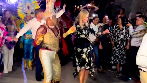 Aiii mami: Koningin Máxima gooit haar heupen los tijdens laatste avond op Aruba