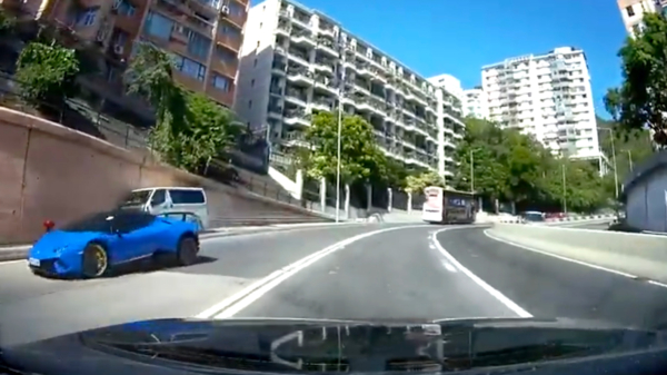 Incapabele muppet in een Lamborghini Huracán beukt minibusje van de weg