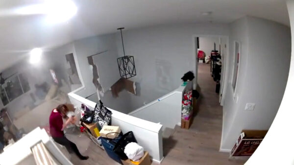 Gigantisch rotsblok van 1,5 meter knalt een woonkamer in Hawaii binnen