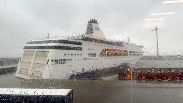Veerboot Romantika slaat los van kade in Eemshaven en ramt meerdere schepen