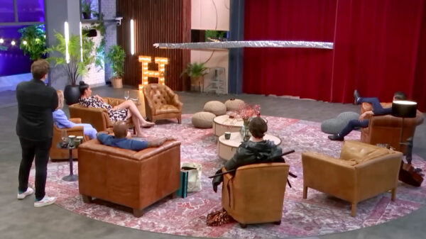 Bas Hoeflaak gaat na zijn fluitvideo los met zijn lange arm tijdens Last One Laughing