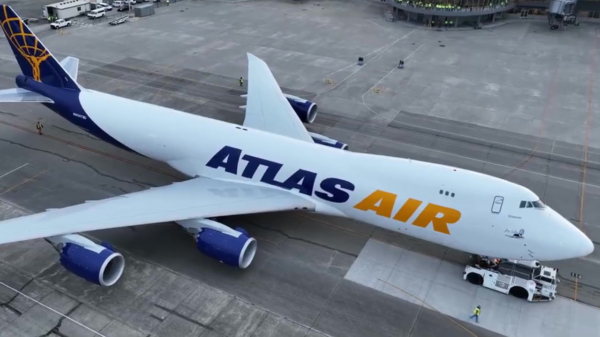 De allerlaatste Boeing 747 neemt afscheid als een absolute baas
