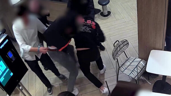 Onschuldige schouderduw bij McDonalds Utrecht eindigt in ordinaire knokpartij