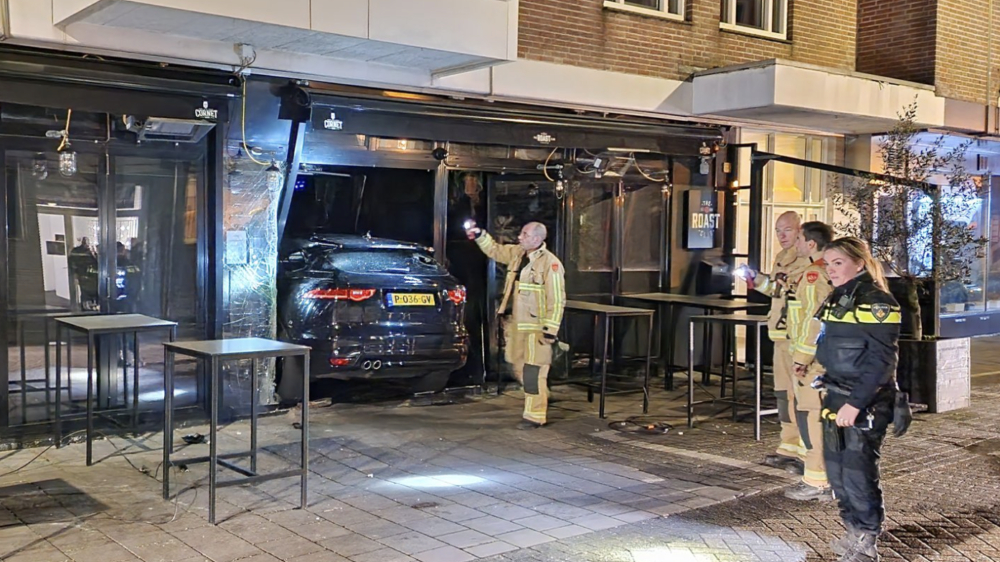 You can't park there sir: boze meneer parkeert zijn auto in The Roast Club in Eindhoven