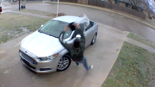 Hij dacht wat kokend water over de bevroren voorruit van zijn auto te gieten