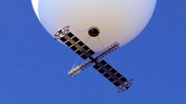 Het moment waarop de Chinese 'spionageballon' in de VS wordt neergehaald