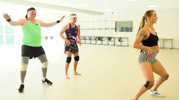 Jan en Dennis doen dingen en vandaag krijgen ze een spoedcursus twerken